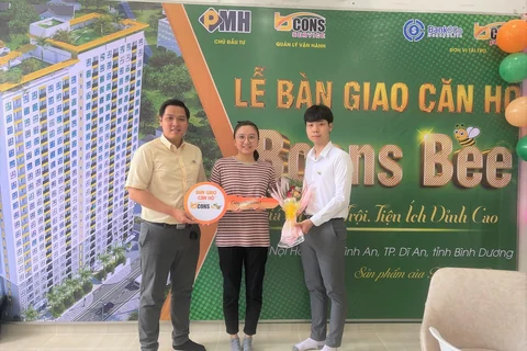 Khách hàng nhận chìa khoá căn hộ tại lễ bàn giao dự án Bcons Bee